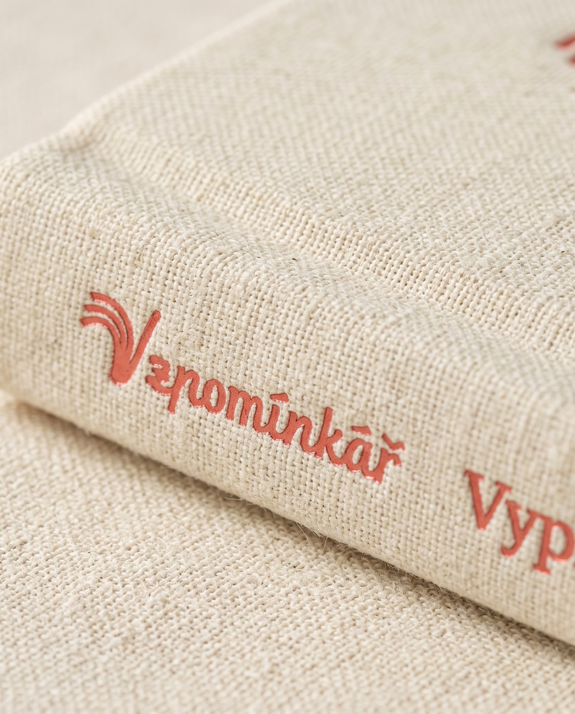 Detail hřbetu a šité vazby knihy Vzpomínkář